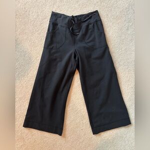Lululemon High Rise Wide Leg Cropped Pants with pockets size 6 22” inseam